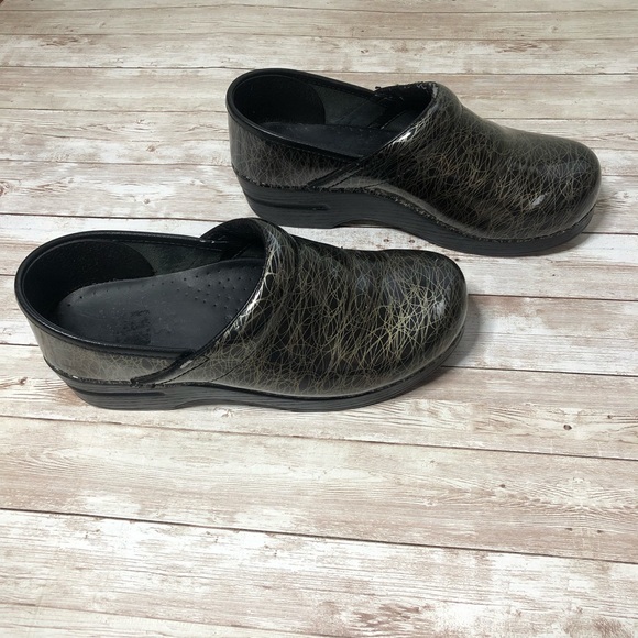dansko scribble print clogs
